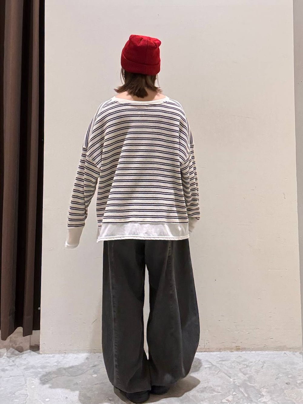 ベージュ系のTシャツ/カットソー、グレー系のデニムパンツ、ベージュ系のその他シューズを着用したレディースの秋コーディネートの7枚目の写真
