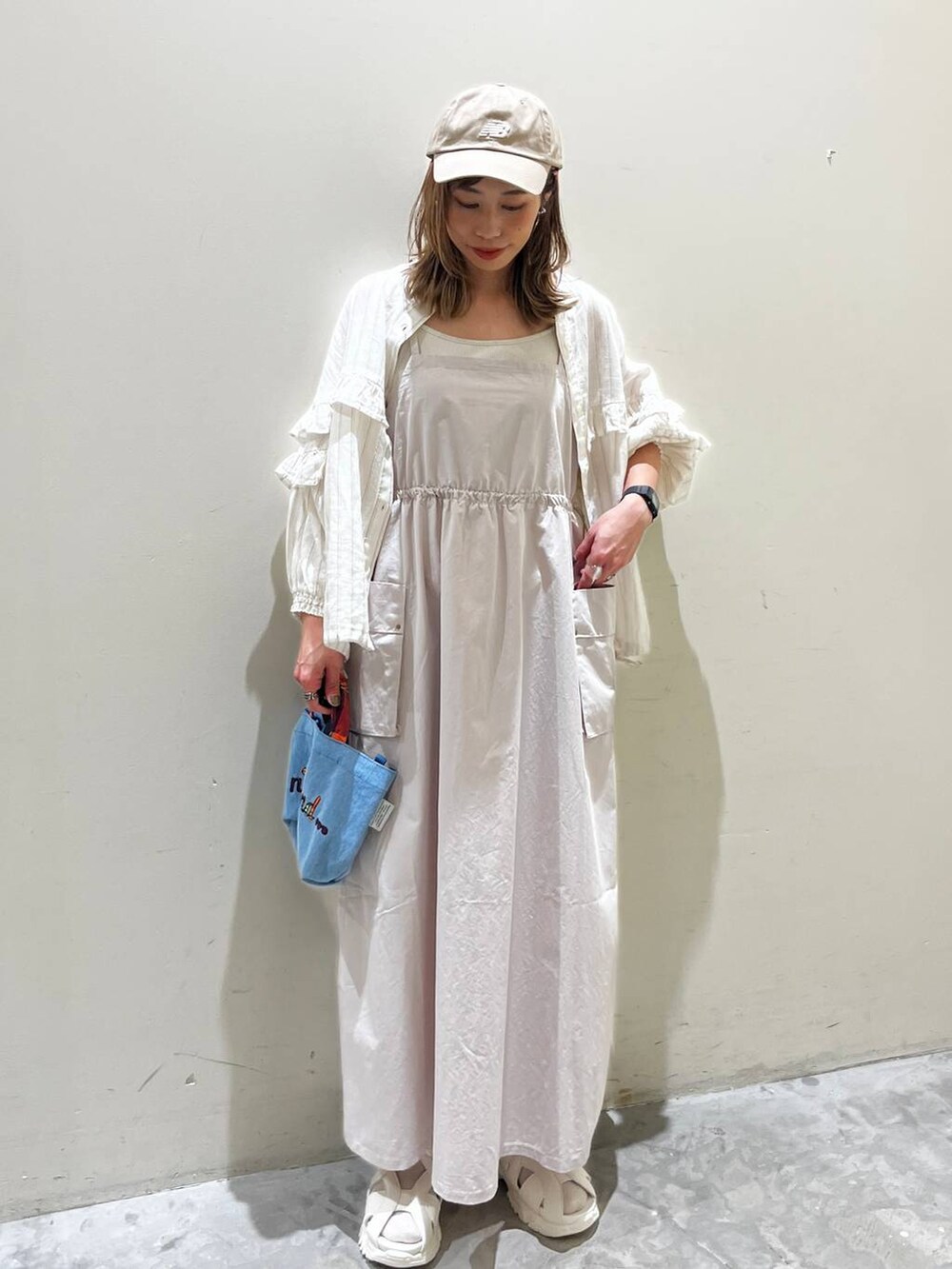 ベージュ系のワンピース、ベージュ系のサンダル、ベージュ系のシャツ/ブラウスを着用したレディースの春コーディネートの2枚目の写真
