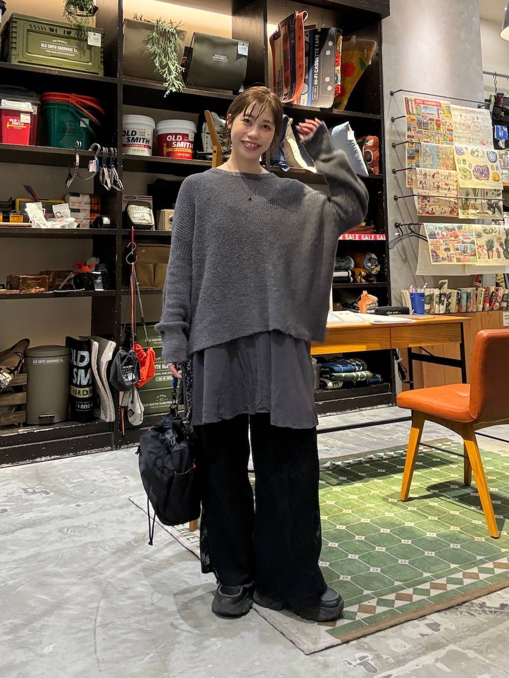 グレー系のニット/セーター、ブラック系のデニムパンツ、ブラック系のその他パンツを着用したレディースの冬コーディネートの7枚目の写真