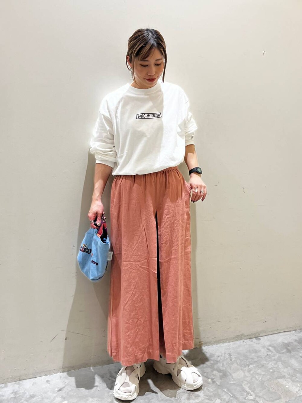 ブルー系のショルダーバッグ、ベージュ系のサンダル、ピンク系のその他パンツを着用したレディースの春コーディネートの3枚目の写真