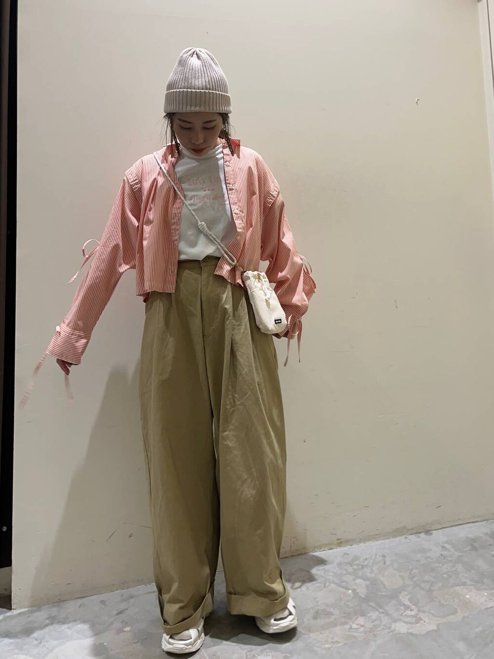 ベージュ系のその他パンツ、ベージュ系のサンダル、グレー系のショルダーバッグを着用したレディースの春コーディネートの3枚目の写真