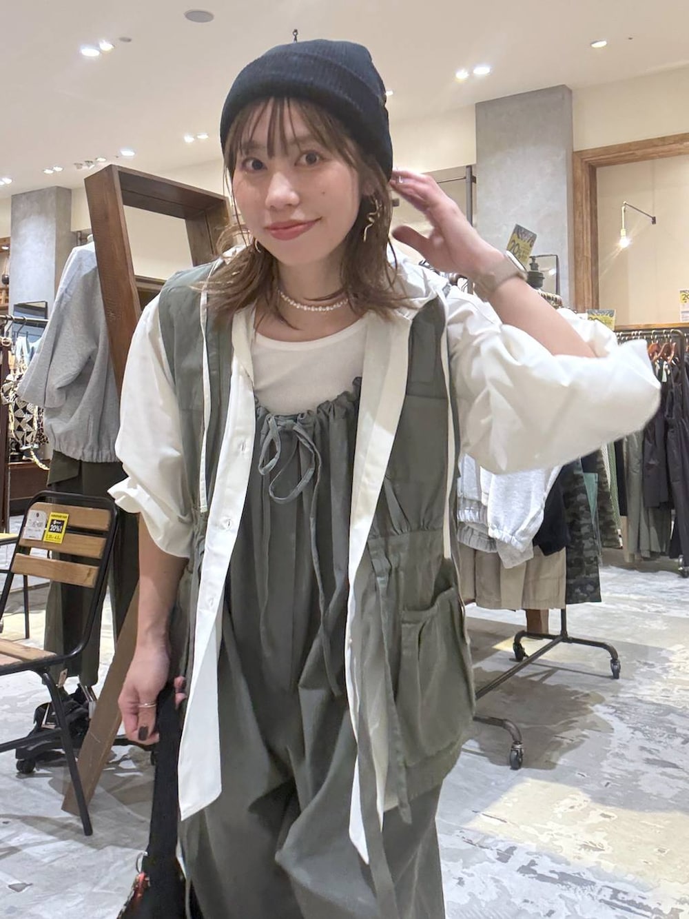 グリーン系のベスト、グリーン系のサロペット/オーバーオール、ホワイト系のシャツ/ブラウスを着用したレディースの春コーディネートの8枚目の写真