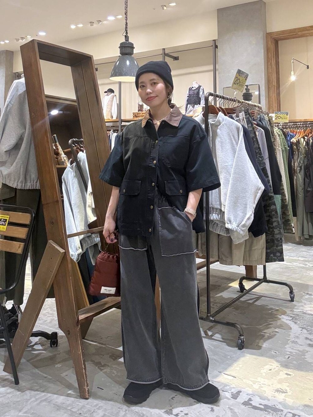 ブラウン系のショルダーバッグ、ブラック系のその他シューズ、ブラック系のミリタリージャケットを着用したレディースの春コーディネートの6枚目の写真