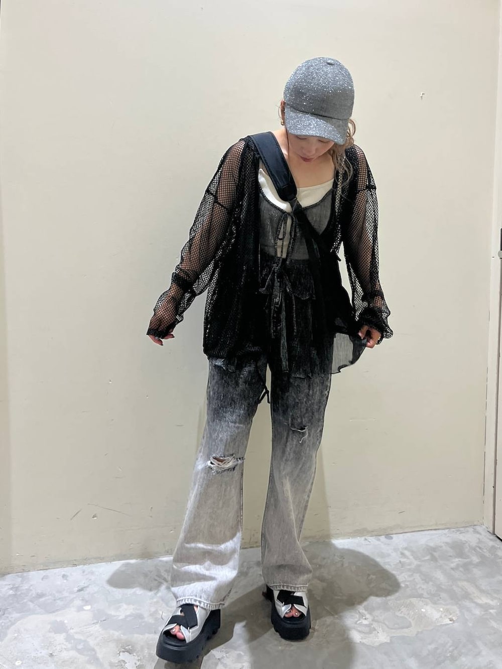 グレー系のサンダル、ブラック系のショルダーバッグ、ベージュ系のキャミソールを着用したレディースの夏コーディネートの5枚目の写真