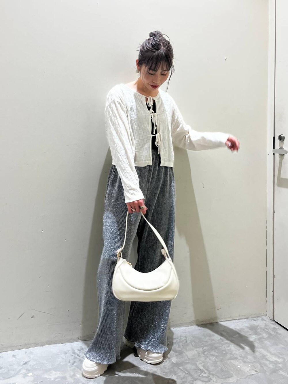 ベージュ系のショルダーバッグ、ベージュ系のローファー、グレー系のその他パンツを着用したレディースの春コーディネートの3枚目の写真