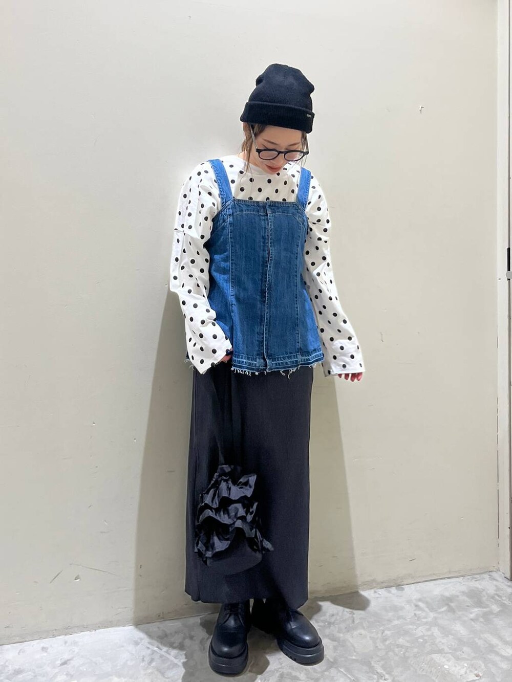 ブラック系のショルダーバッグ、ブラック系のドレスシューズ、ブルー系のその他トップスを着用したレディースの冬コーディネートの7枚目の写真