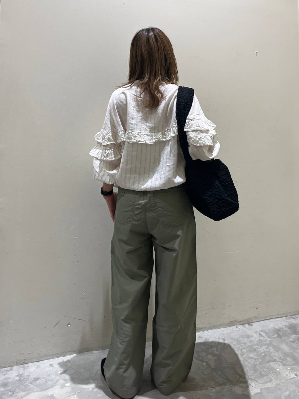 ブラック系のショルダーバッグ、ブラック系のその他シューズ、ベージュ系のシャツ/ブラウスを着用したレディースの春コーディネートの3枚目の写真