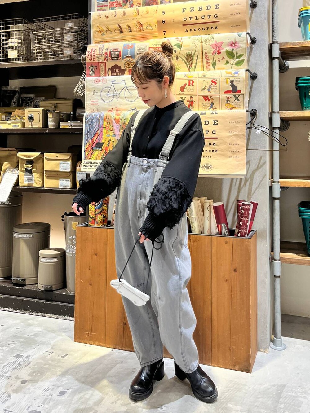 ブラック系のシャツ/ブラウス、その他のその他パンツ、ブラック系のブーツを着用したレディースの冬コーディネートの2枚目の写真