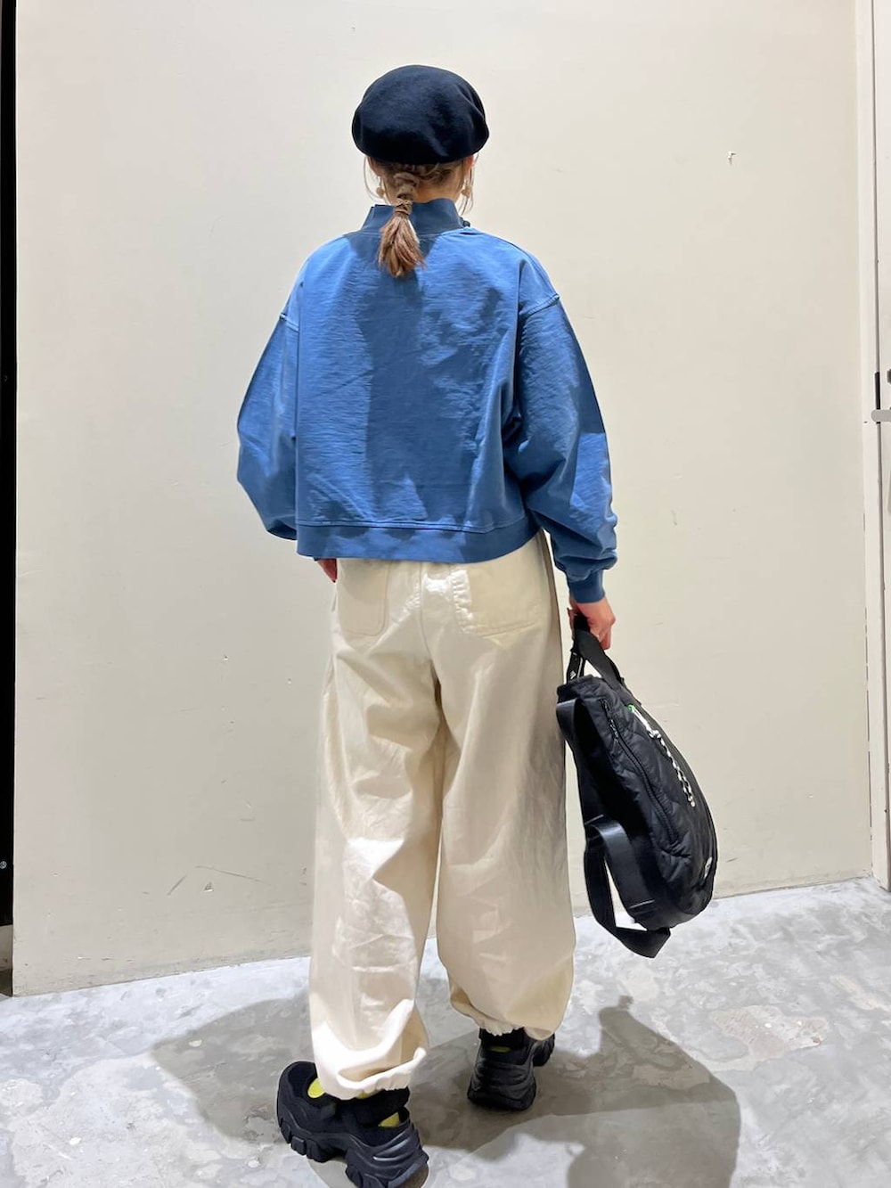 ベージュ系のその他パンツ、ブルー系のスウェット、グレー系のトートバッグを着用したレディースの冬コーディネートの5枚目の写真