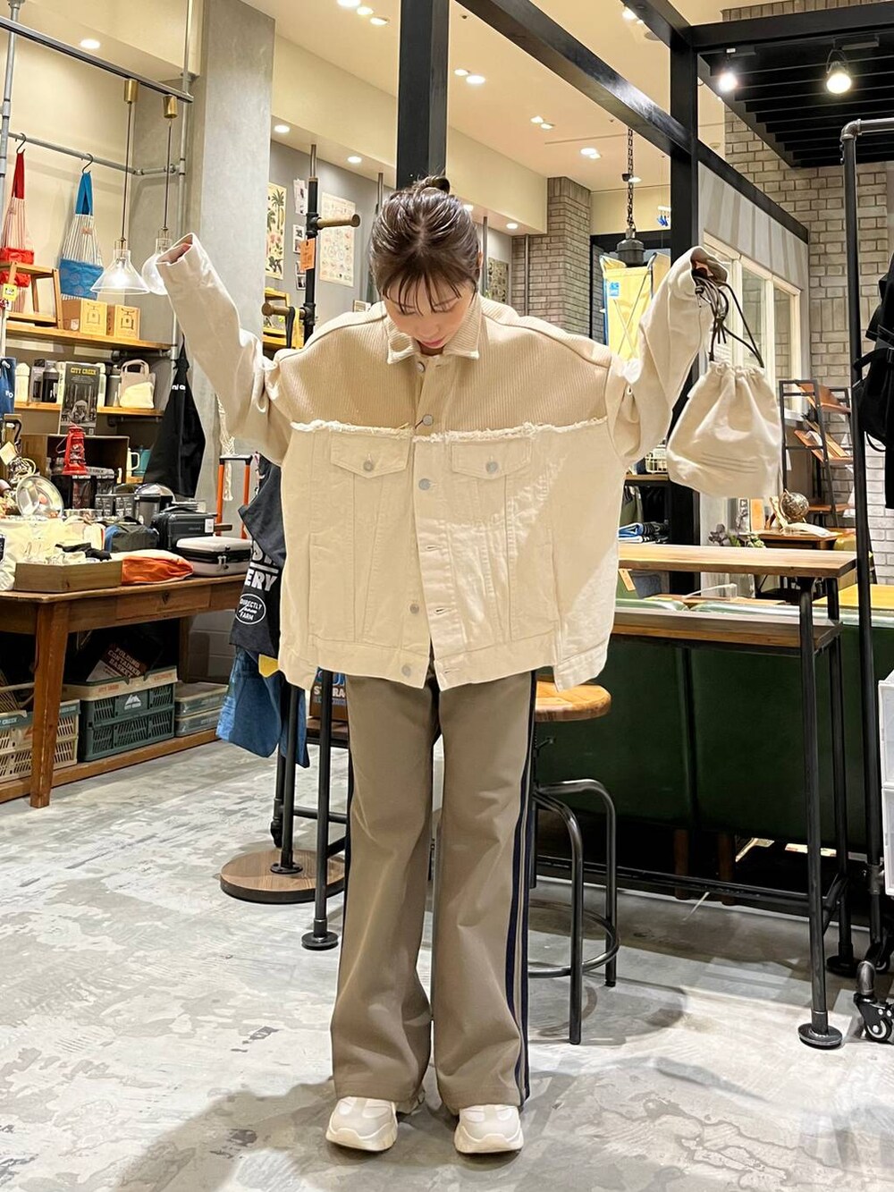 ベージュ系のデニムジャケット、ベージュ系のスニーカー、イエロー系のその他パンツを着用したレディースの冬コーディネートの3枚目の写真