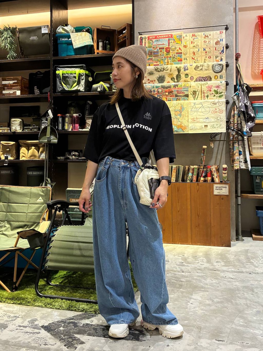 ブルー系のその他パンツ、ブラック系のTシャツ/カットソー、ベージュ系のスニーカーを着用したレディースの夏コーディネートの6枚目の写真