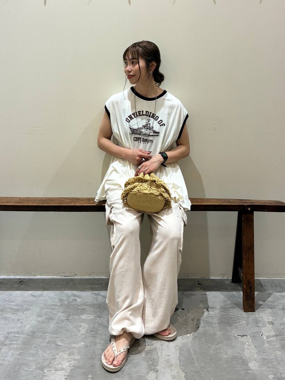 ベージュ系のカーゴパンツ、ベージュ系のショルダーバッグ、ベージュ系のサンダルを着用したレディースの夏コーディネートの7枚目の写真