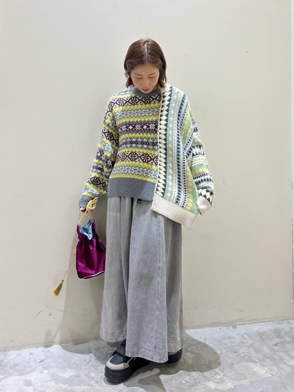 グレー系のスカート、その他のショルダーバッグ、ブラック系のスニーカーを着用したレディースの冬コーディネートの3枚目の写真