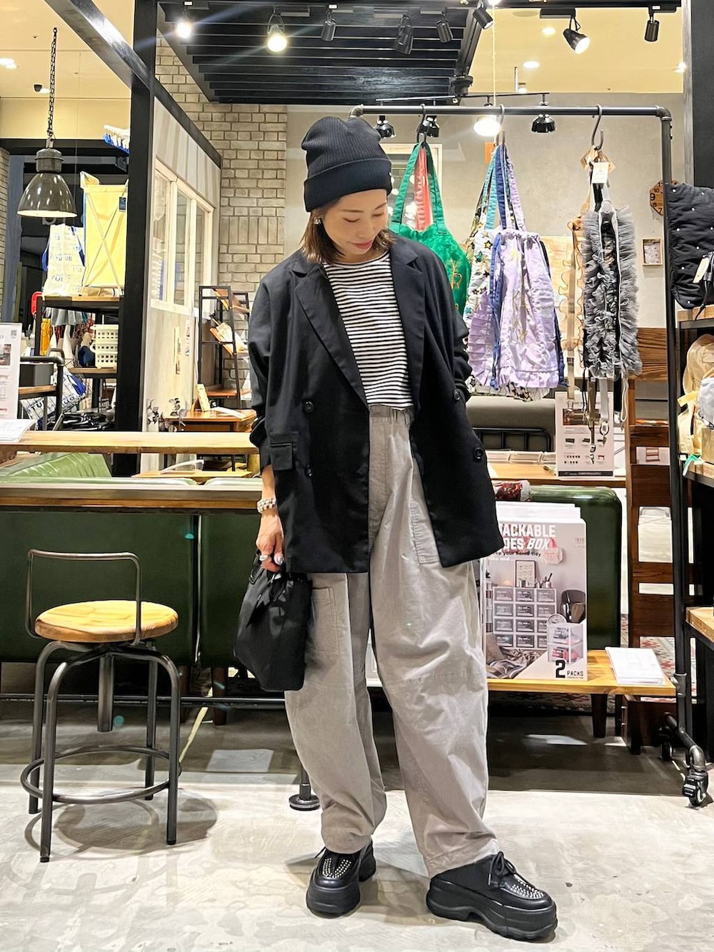 ブラック系のその他シューズ、ブラック系のショルダーバッグ、ブラック系のその他アウターを着用したレディースの秋コーディネートの3枚目の写真