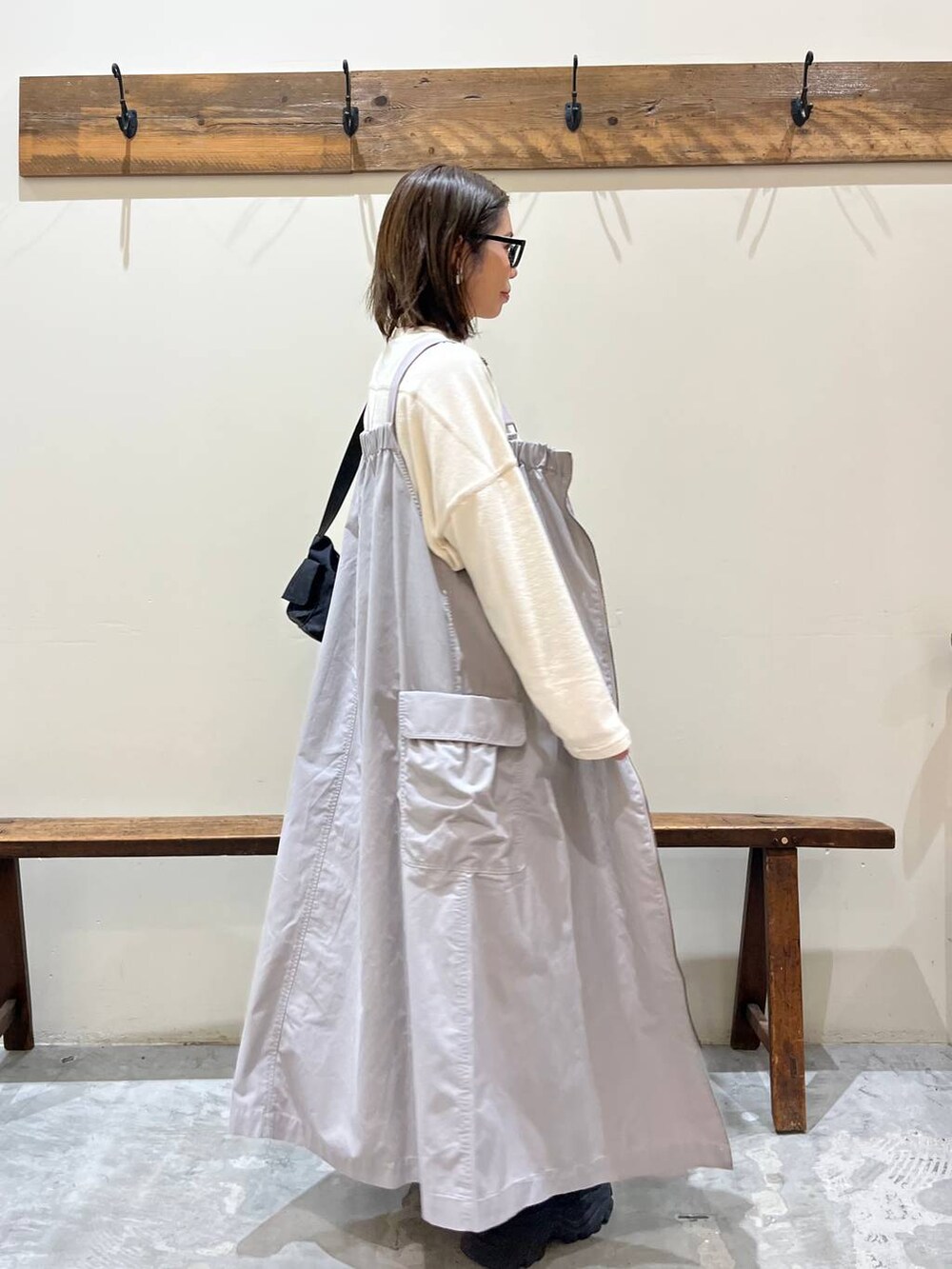 ベージュ系のTシャツ/カットソー、グリーン系のスカート、ブラック系のショルダーバッグを着用したレディースの春コーディネートの3枚目の写真