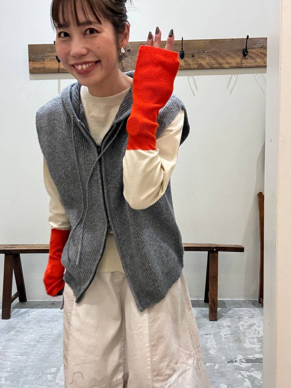 ベージュ系のスカート、グレー系のニット/セーター、ベージュ系のニット/セーターを着用したレディースの冬コーディネートの4枚目の写真