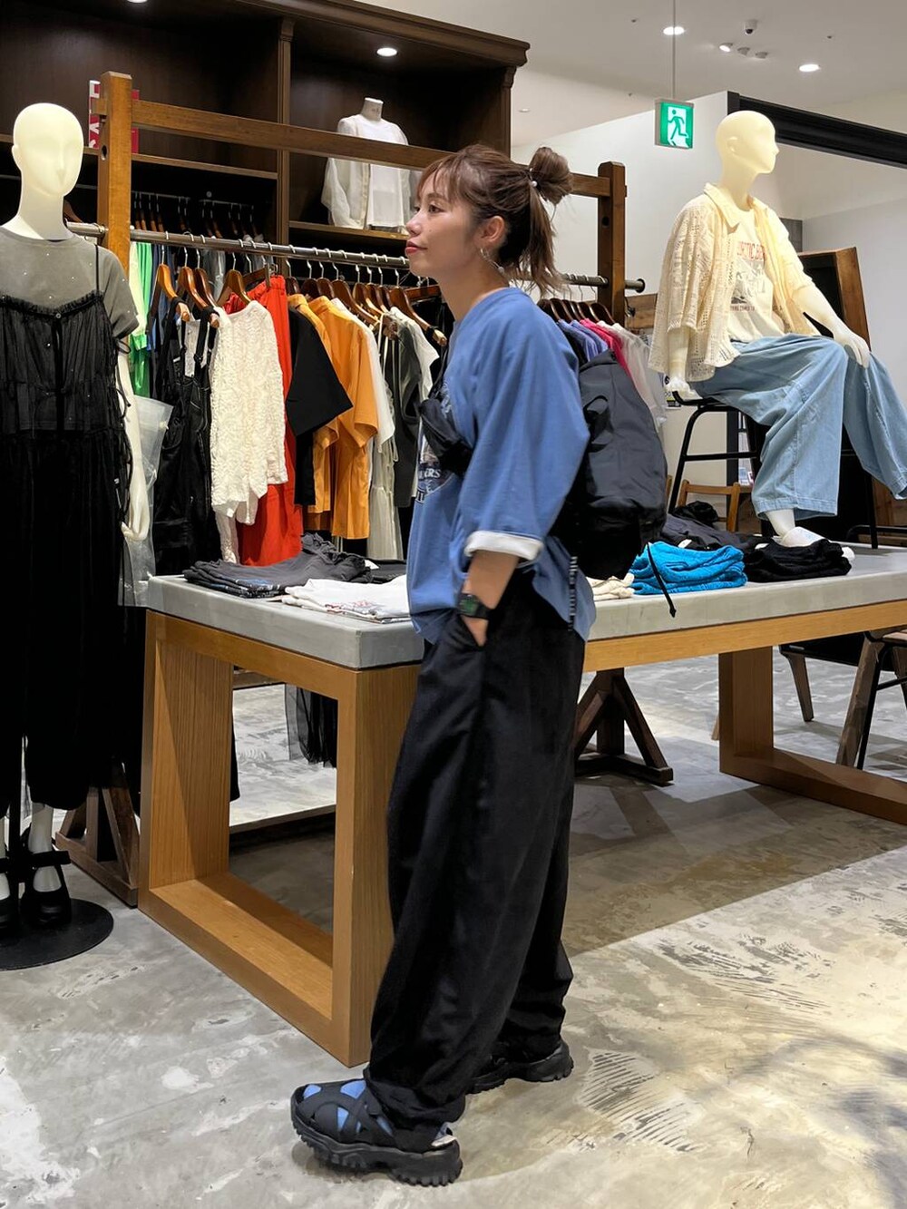 ブルー系のTシャツ/カットソー、ブラック系のその他パンツ、ブラック系のサンダルを着用したレディースの夏コーディネートの2枚目の写真