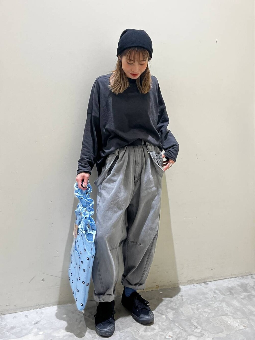 ブルー系のトートバッグ、その他のその他パンツ、グレー系のTシャツ/カットソーを着用したレディースの春コーディネートの5枚目の写真