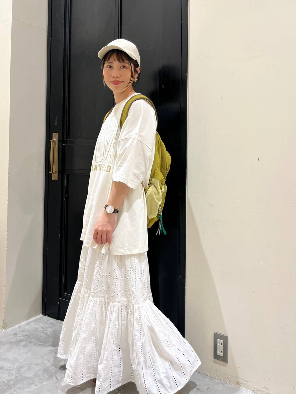 その他のスニーカー、グリーン系のバックパック/リュック、ベージュ系のキャップを着用したレディースの春コーディネートの6枚目の写真