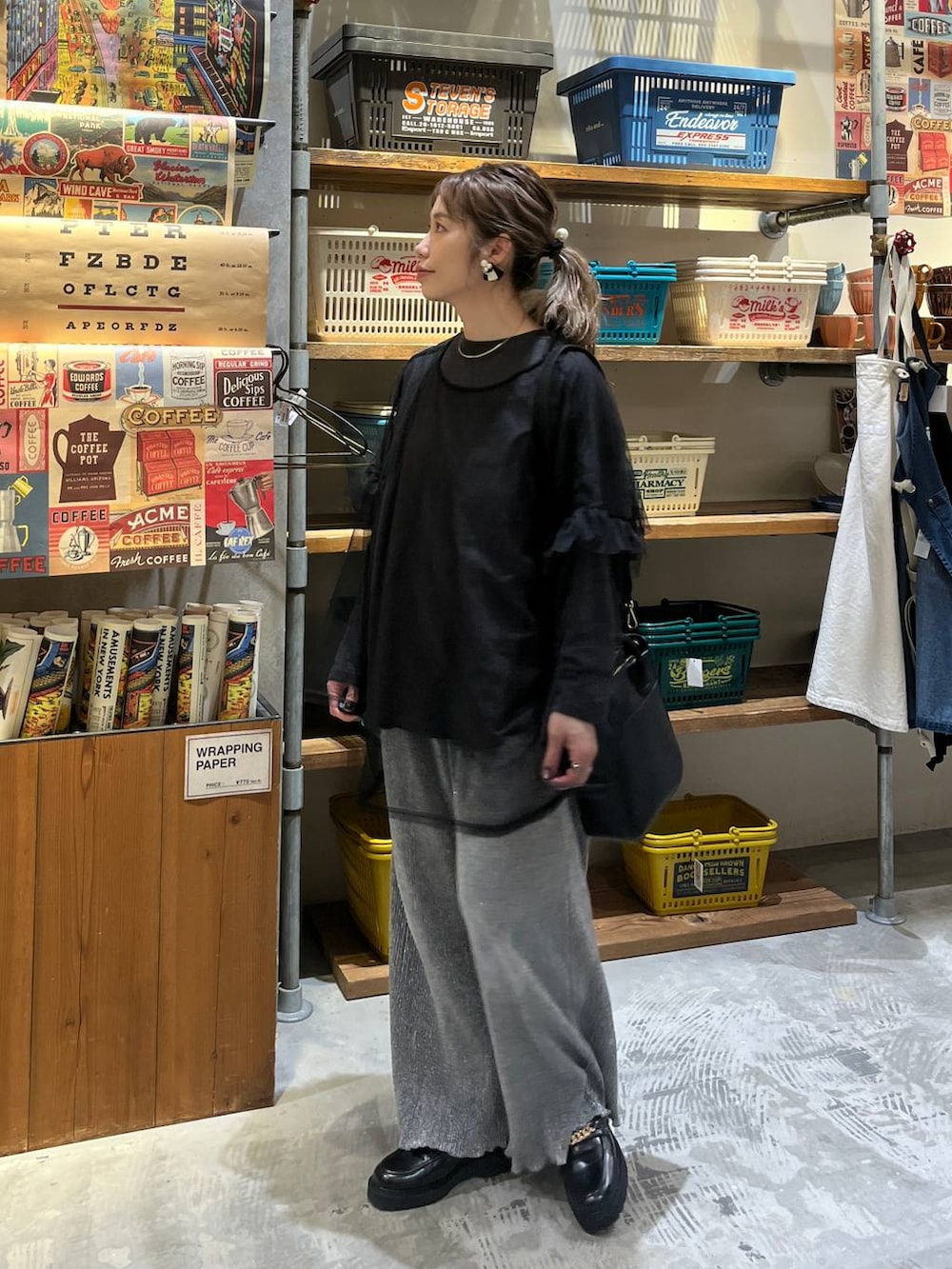 ブラック系のトートバッグ、グレー系のその他パンツ、ブラック系のローファーを着用したレディースの春コーディネートの7枚目の写真