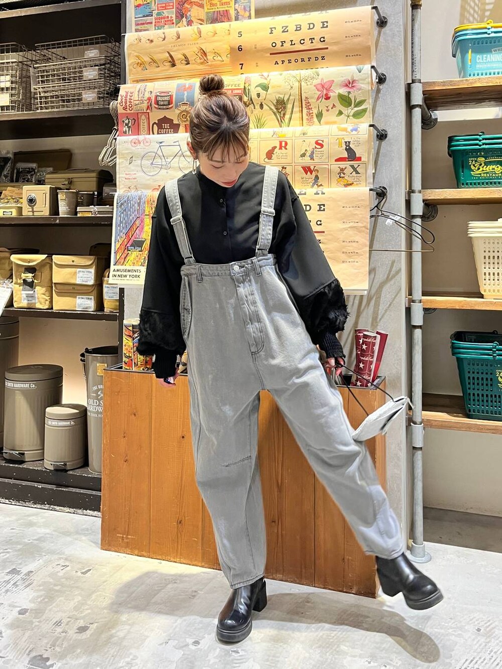 ブラック系のシャツ/ブラウス、その他のその他パンツ、ブラック系のブーツを着用したレディースの冬コーディネートの7枚目の写真