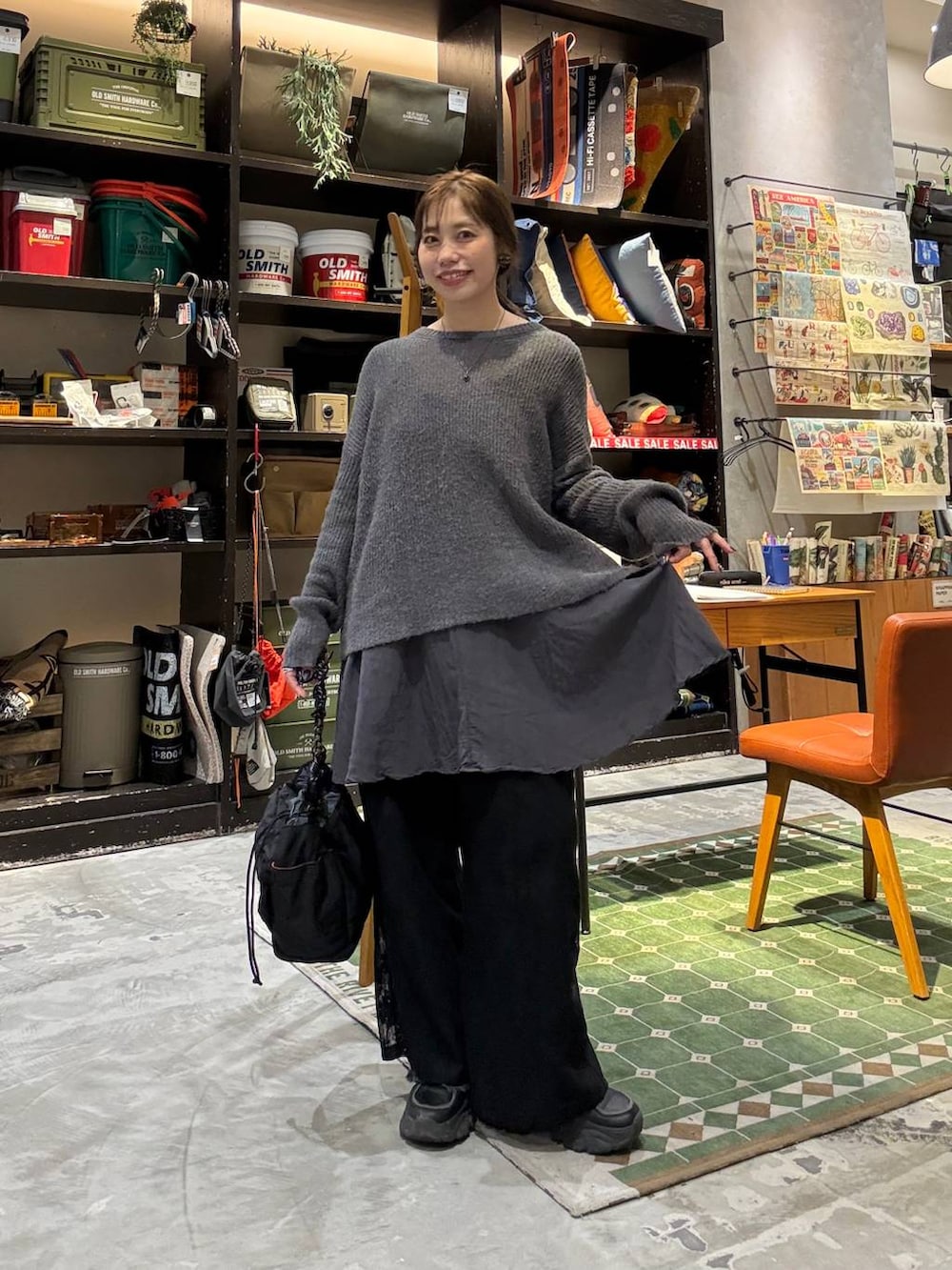グレー系のニット/セーター、ブラック系のデニムパンツ、ブラック系のその他パンツを着用したレディースの冬コーディネートの8枚目の写真