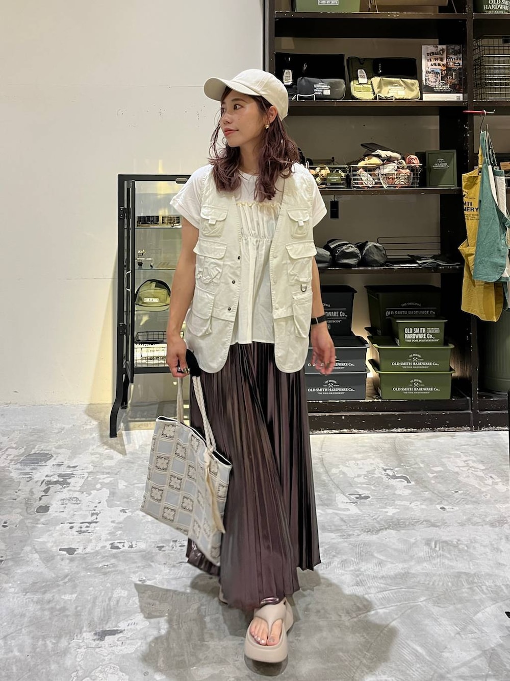 ベージュ系のサンダル、ベージュ系のスカート、ベージュ系のベストを着用したレディースの夏コーディネートの3枚目の写真