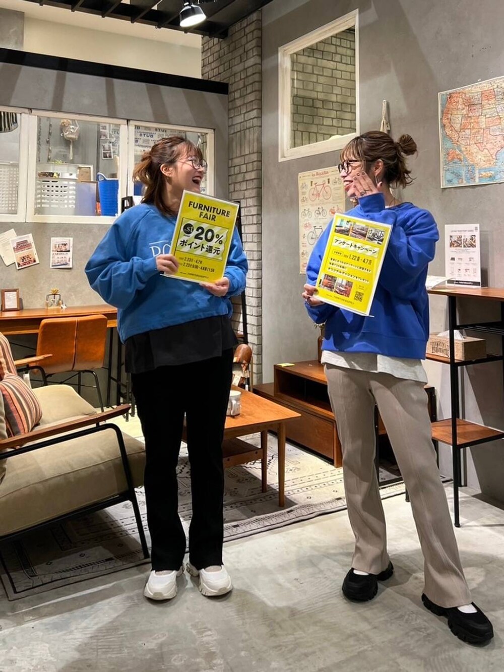 その他のクッション/クッションカバー、グレー系のラグ/マットを着用したレディースの冬コーディネートの2枚目の写真