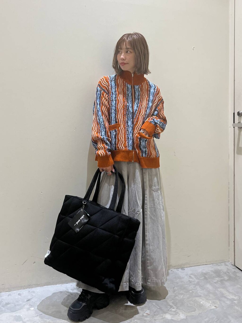 グレー系のその他パンツ、ブラック系のトートバッグを着用したレディースの夏コーディネートの9枚目の写真