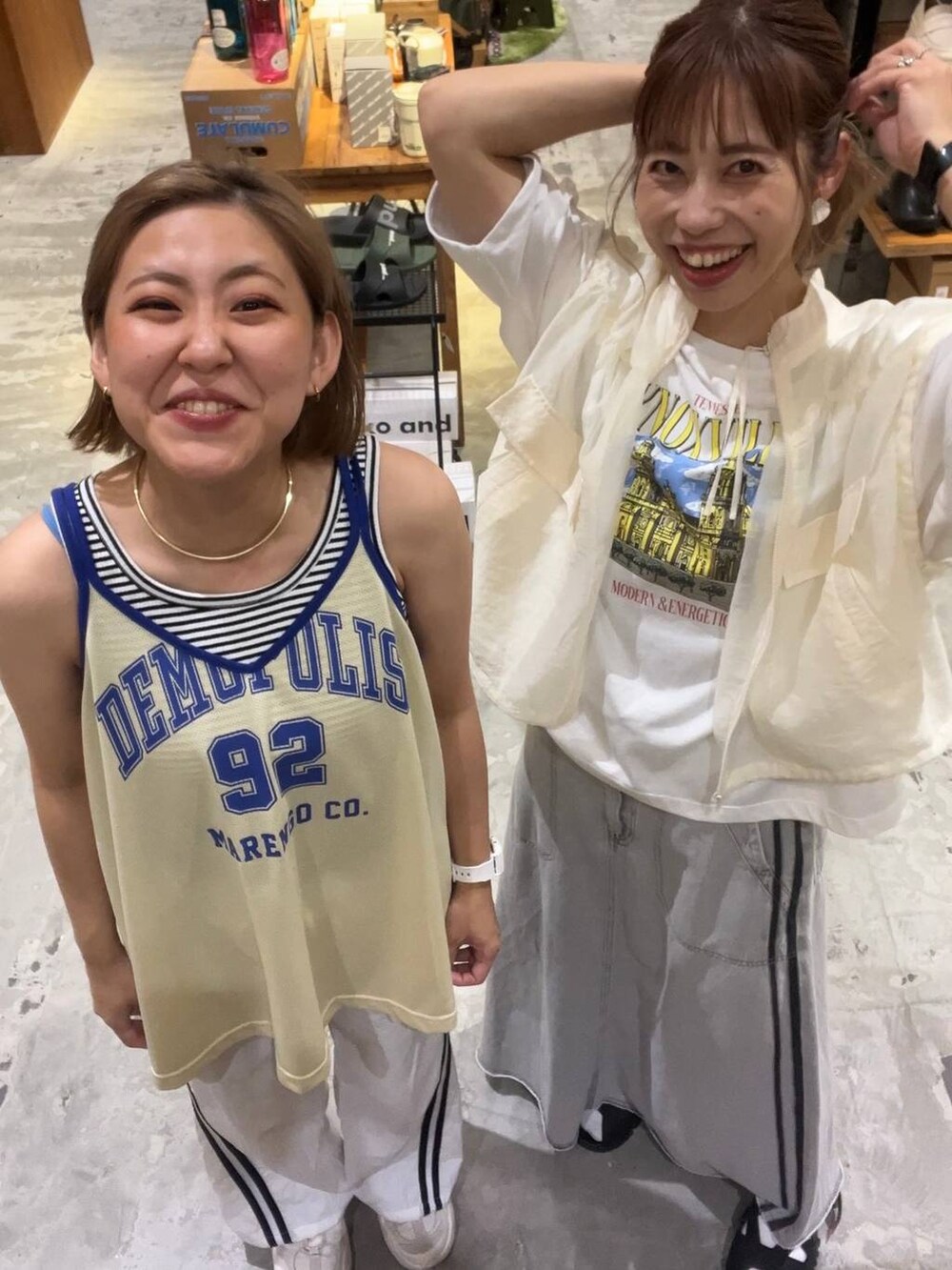 その他のタンクトップ、ホワイト系のTシャツ/カットソー、ホワイト系のその他パンツを着用したレディースの夏コーディネートの3枚目の写真