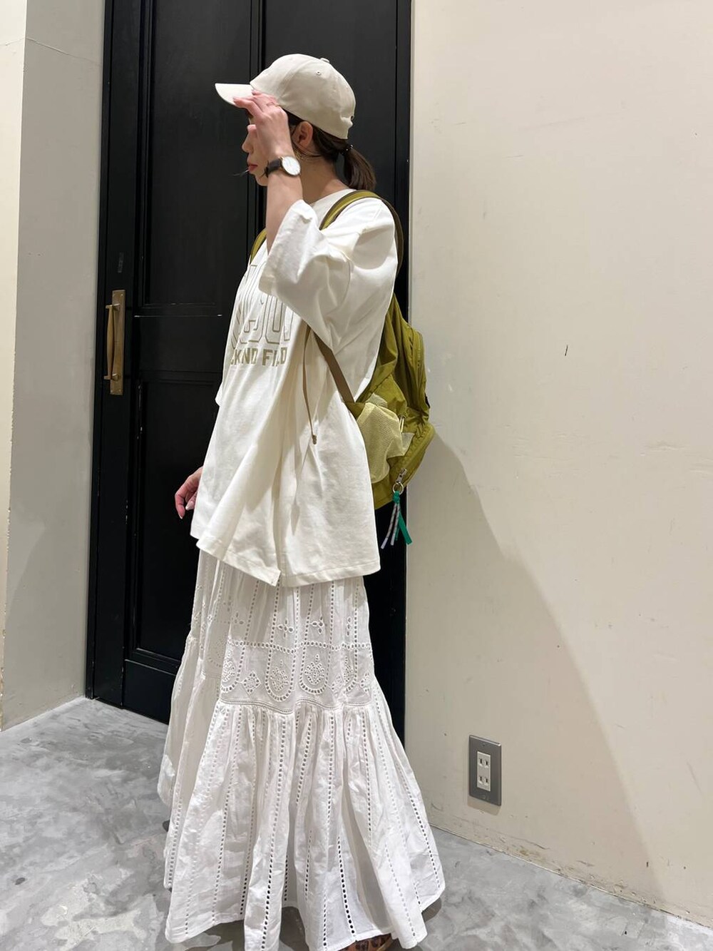 その他のスニーカー、グリーン系のバックパック/リュック、ベージュ系のキャップを着用したレディースの春コーディネートの2枚目の写真