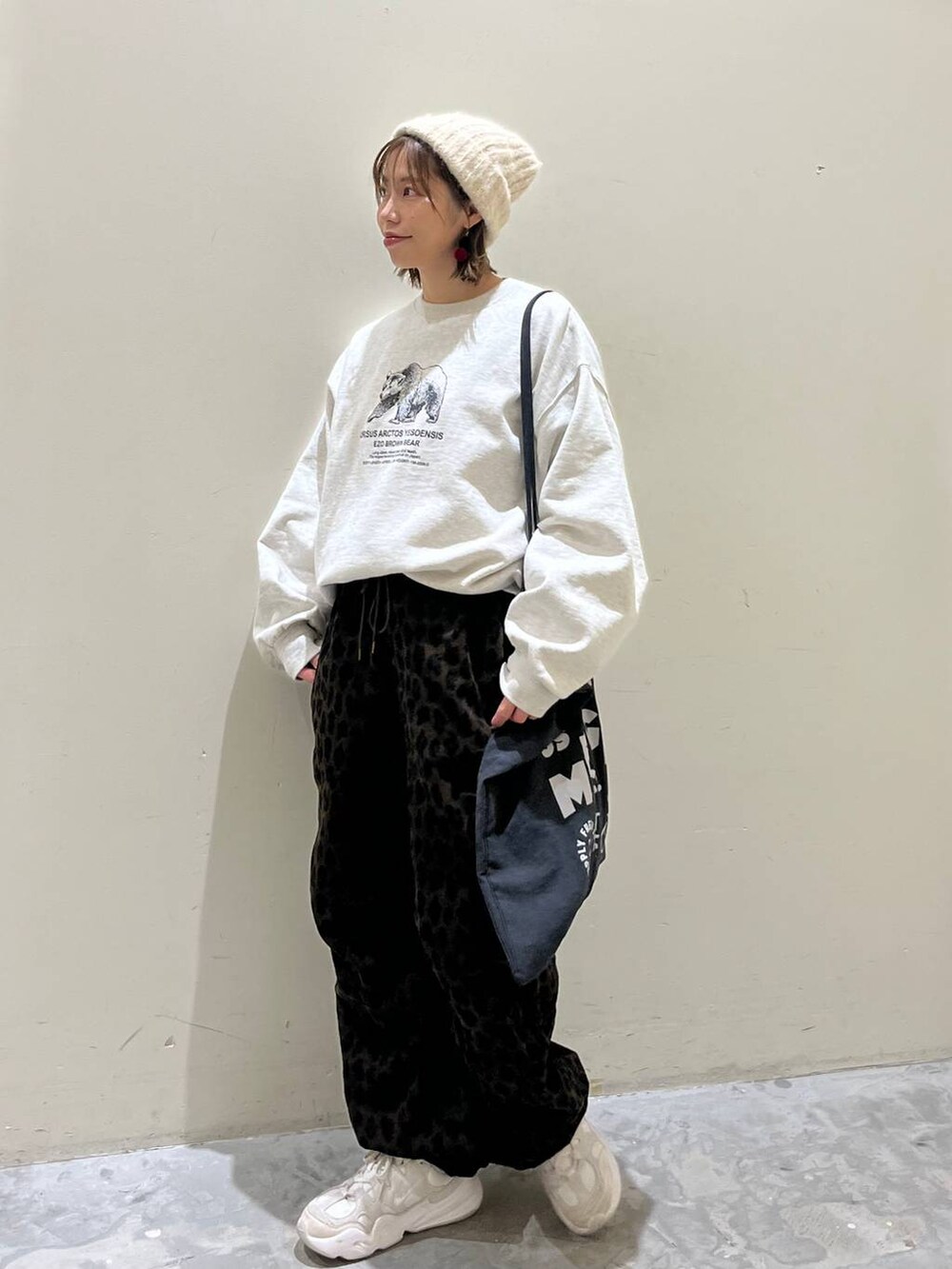 グレー系のトートバッグ、ベージュ系のスウェット、ベージュ系のその他パンツを着用したレディースの冬コーディネートの4枚目の写真