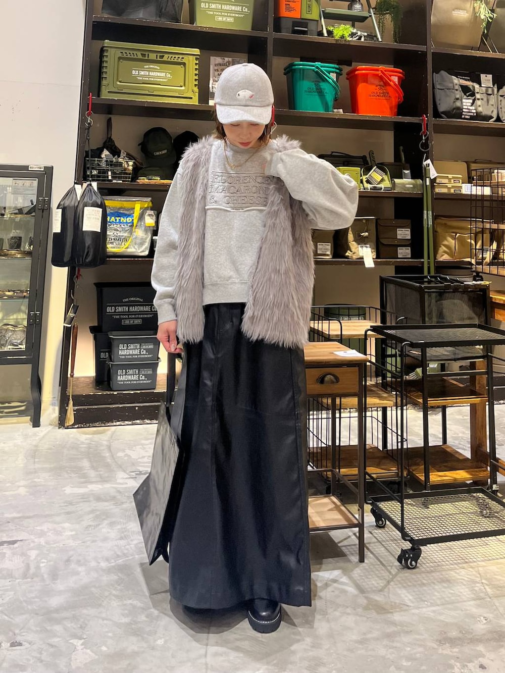 ブラック系のスカート、グレー系のその他トップス、ブラック系のトートバッグを着用したレディースの冬コーディネートの2枚目の写真