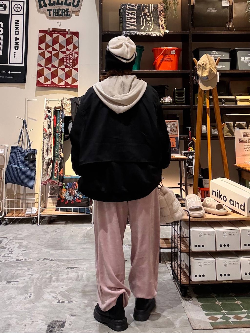 ベージュ系のショルダーバッグ、ブラック系のカーディガン/ボレロ、ピンク系のその他パンツを着用したレディースの秋コーディネートの7枚目の写真