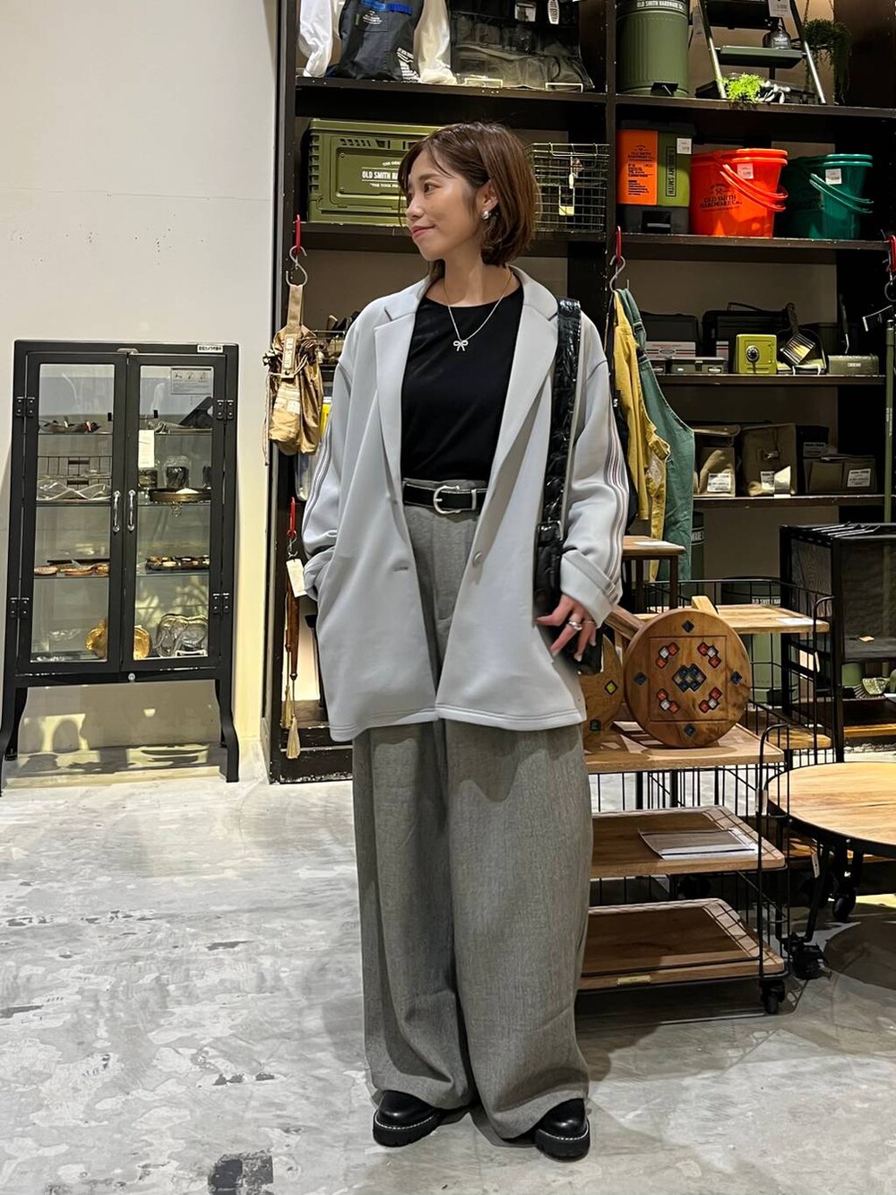 ホワイト系のTシャツ/カットソー、グレー系のその他パンツ、グレー系のテーラードジャケットを着用したレディースの冬コーディネートの3枚目の写真