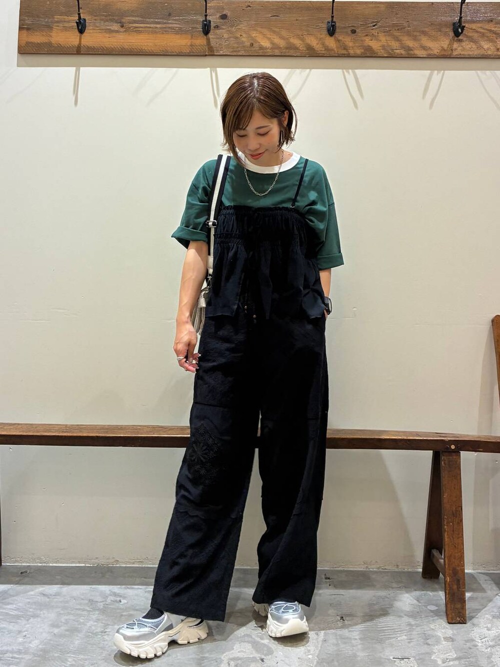 シルバー系のスニーカー、ブラック系のその他パンツ、グリーン系のTシャツ/カットソーを着用したレディースの夏コーディネートの6枚目の写真