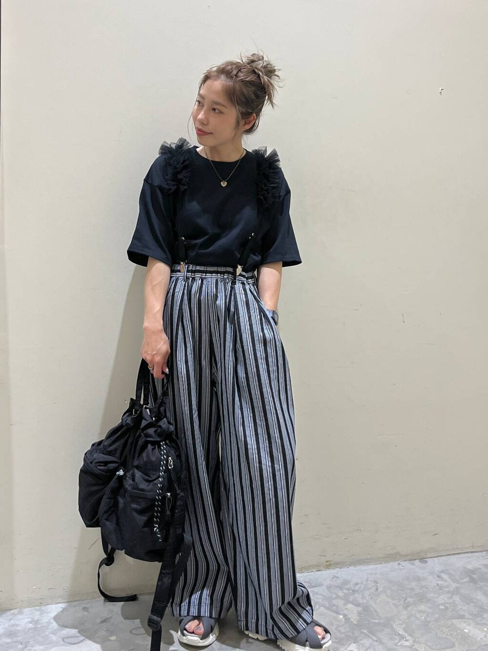 ブラック系のその他パンツ、ブラック系のTシャツ/カットソー、ブラック系のサスペンダーを着用したレディースの春コーディネートの3枚目の写真