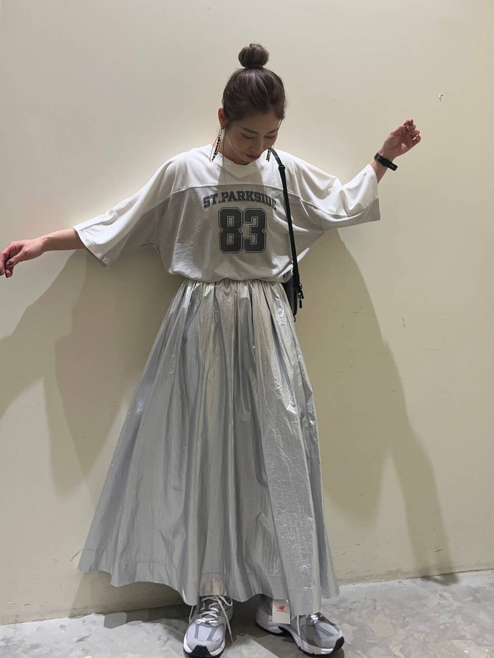 ホワイト系のTシャツ/カットソー、その他のショルダーバッグ、グレー系のスニーカーを着用したレディースの春コーディネートの2枚目の写真