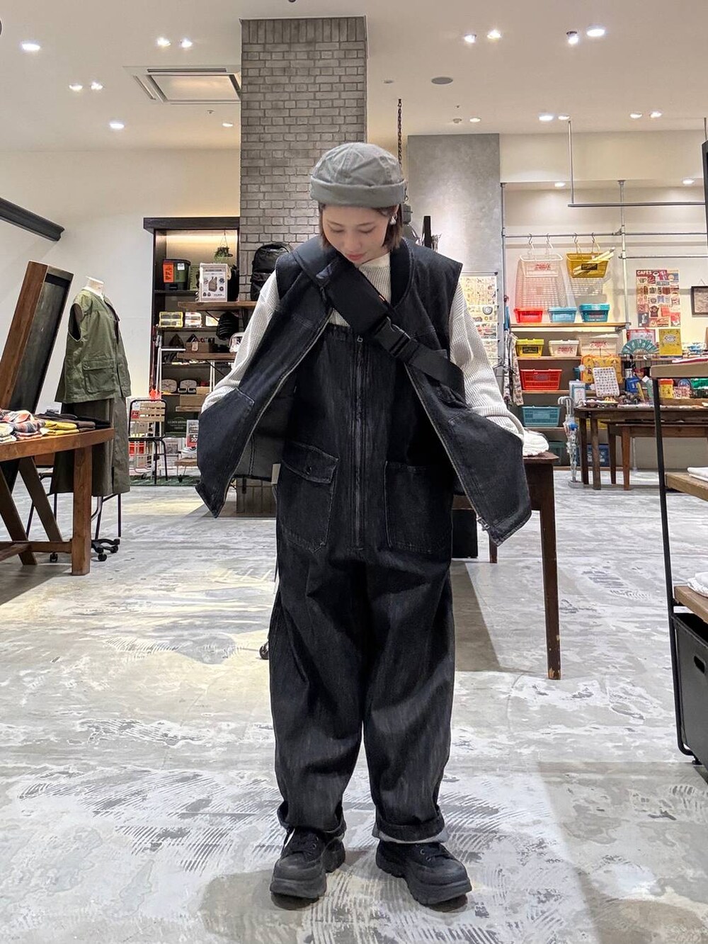 ブラック系のサロペット/オーバーオール、ブラック系のベスト、ブラック系のバックパック/リュックを着用したレディースの秋コーディネートの2枚目の写真