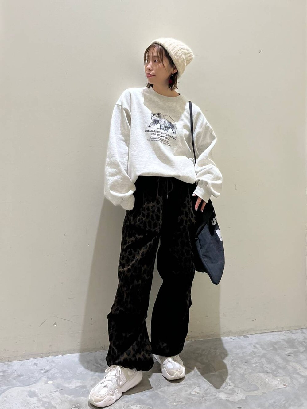グレー系のトートバッグ、ベージュ系のスウェット、ベージュ系のその他パンツを着用したレディースの冬コーディネートの8枚目の写真