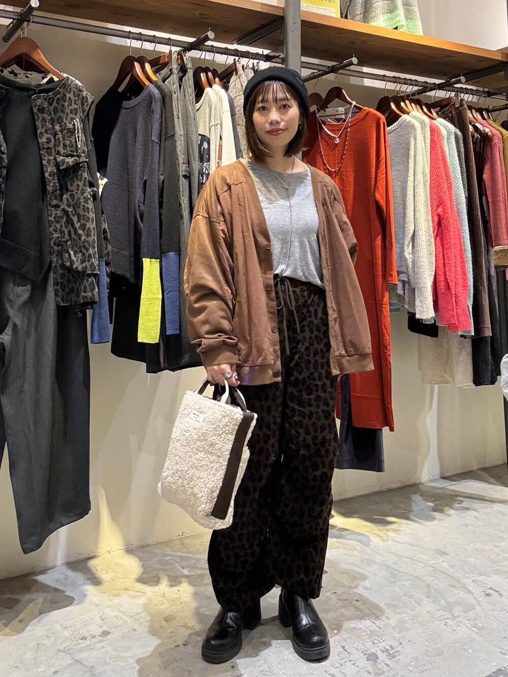 グレー系のTシャツ/カットソー、ブラウン系のカーディガン/ボレロ、ベージュ系のその他パンツを着用したレディースの秋コーディネートの5枚目の写真