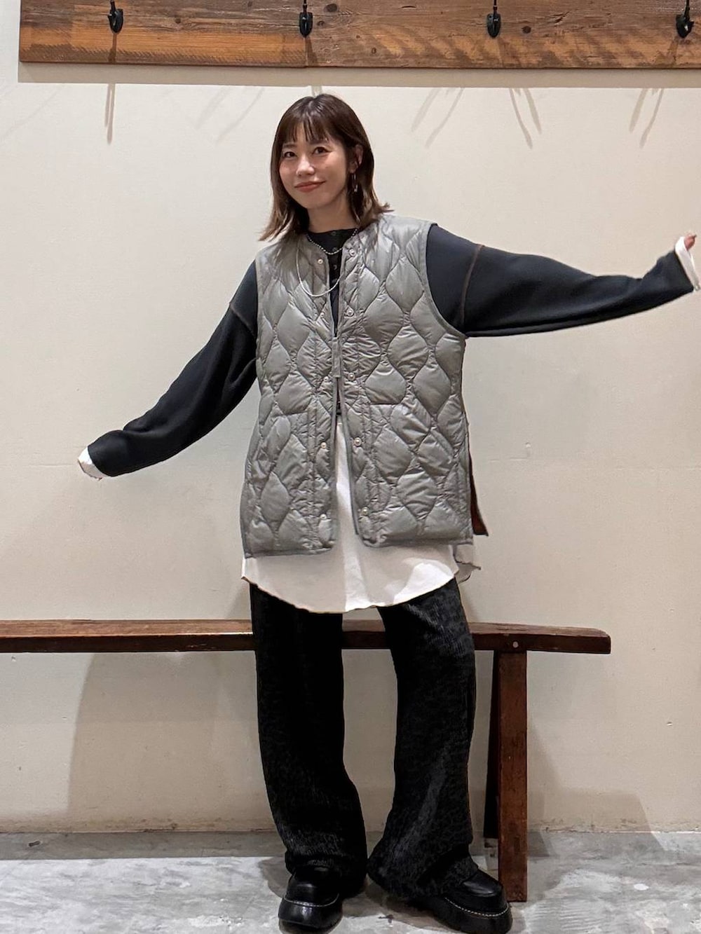 その他のその他パンツ、グレー系のワンピース、ブラック系のドレスシューズを着用したレディースの秋コーディネートの7枚目の写真