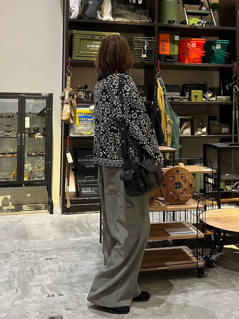 グレー系のその他パンツ、ベージュ系のTシャツ/カットソー、ブラック系のブーツを着用したレディースの冬コーディネートの10枚目の写真