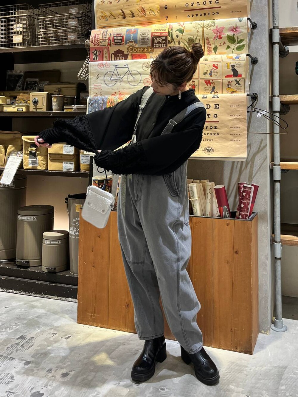 ブラック系のシャツ/ブラウス、その他のその他パンツ、ブラック系のブーツを着用したレディースの冬コーディネートの6枚目の写真