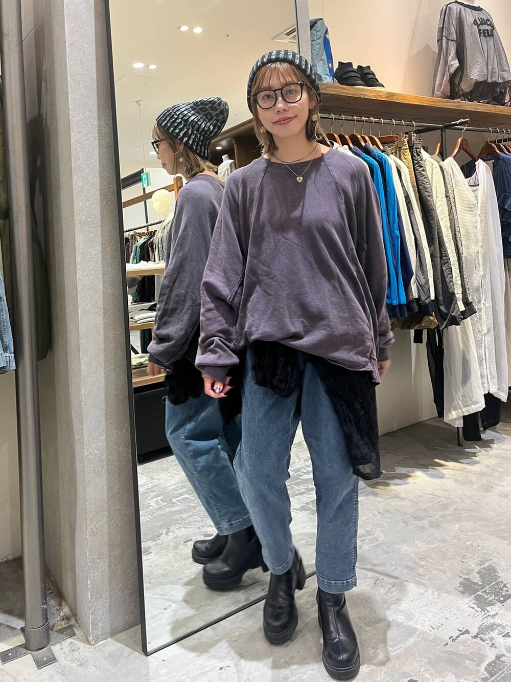 パープル系のTシャツ/カットソー、ブラック系のTシャツ/カットソー、ブラック系のブーツを着用したレディースの秋コーディネートの6枚目の写真