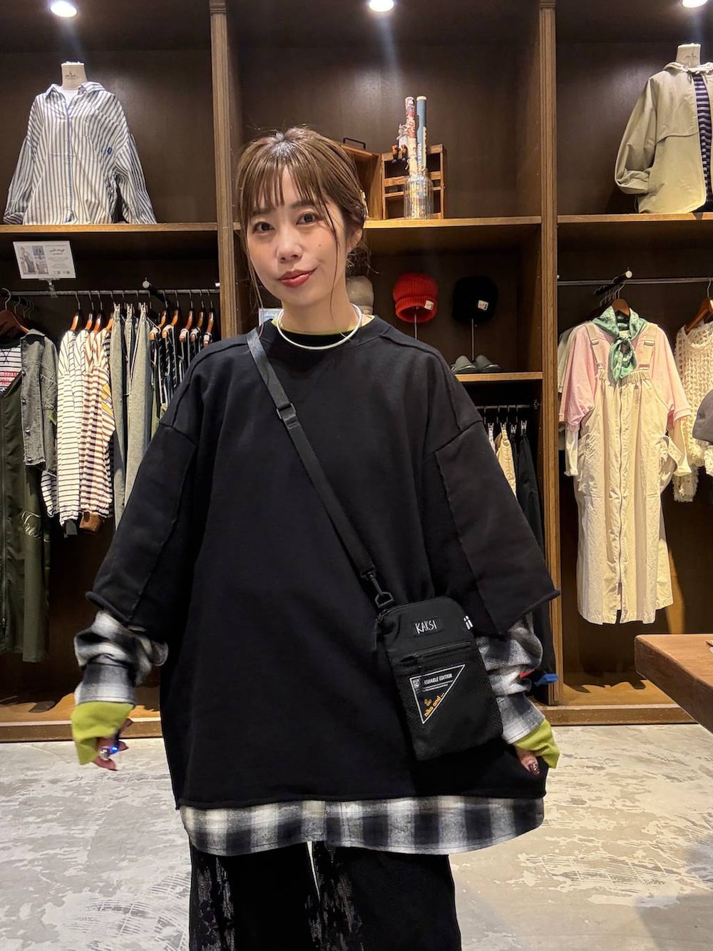 ブラック系のショルダーバッグ、ブラック系のその他パンツ、ブラック系のTシャツ/カットソーを着用したレディースの春コーディネートの2枚目の写真