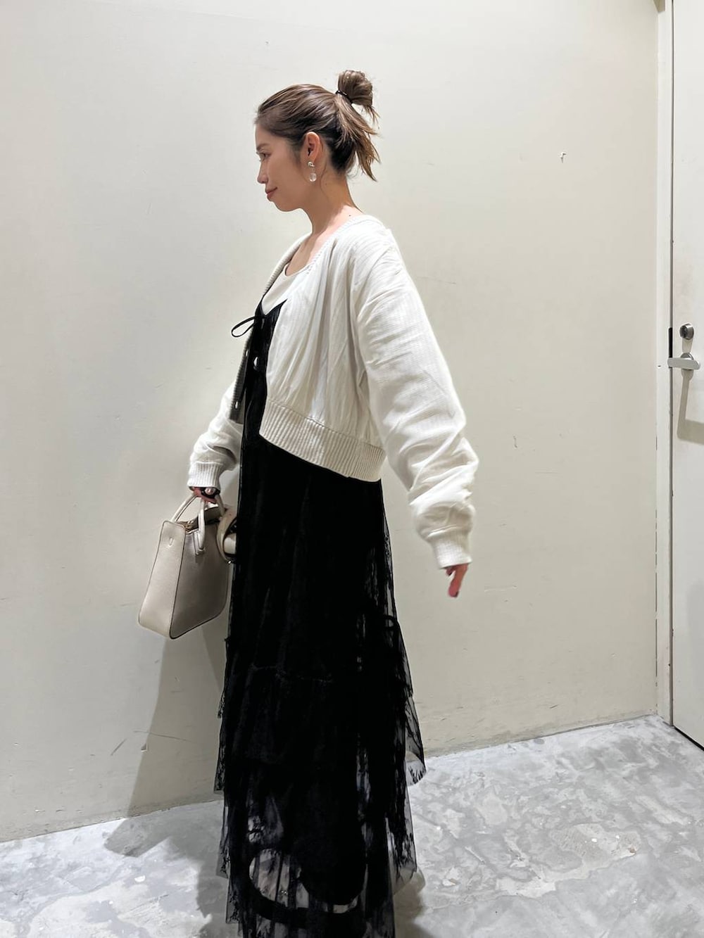 その他のその他パンツ、グレー系のワンピース、ベージュ系のTシャツ/カットソーを着用したレディースの春コーディネートの5枚目の写真
