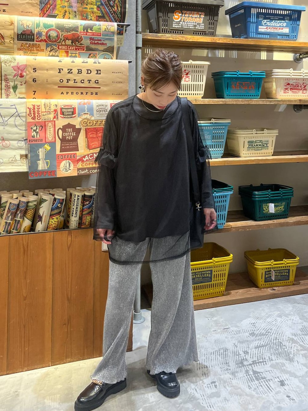 ブラック系のトートバッグ、グレー系のその他パンツ、ブラック系のローファーを着用したレディースの春コーディネートの2枚目の写真