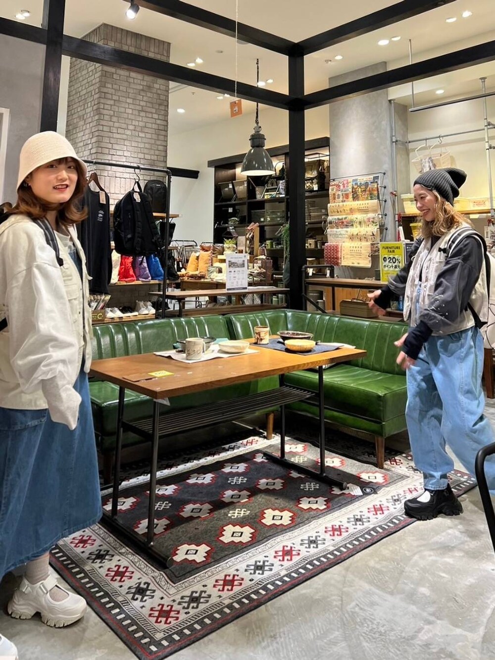 グレー系のラグ/マット、ホワイト系のランチョンマット/テーブルウェア、その他のグラス/マグカップ/タンブラーを着用したレディースの冬コーディネートの3枚目の写真