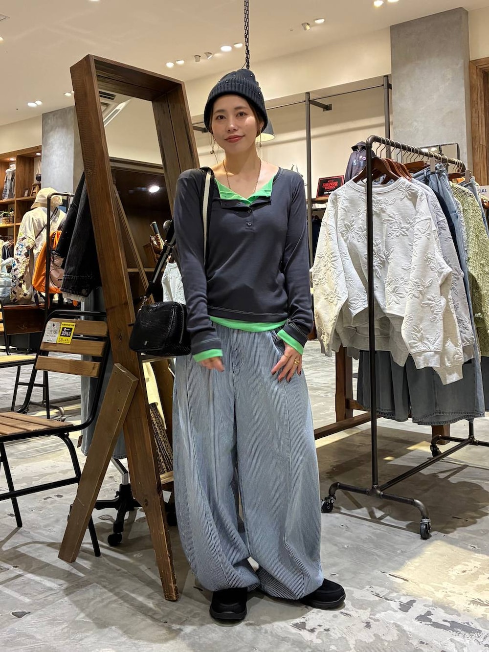 その他のショルダーバッグ、グレー系のTシャツ/カットソー、ブルー系のデニムパンツを着用したレディースの冬コーディネートの5枚目の写真